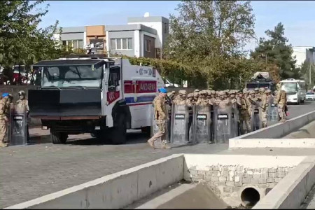 Urfa Özak Tekstil önünde direnen işçilere jandarma müdahale etmeye hazırlanıyor