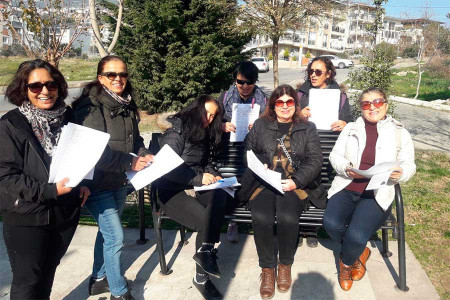 BORKAD üyesi kadınlar mahallelerinde kreş için imza topluyor