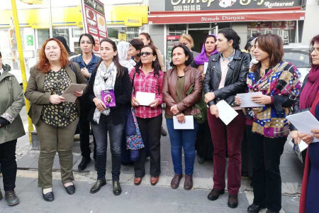 Adana’da cezaevindeki kadınlara dayanışma kartları atıldı