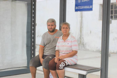 BİR TÜRKİYE FOTOĞRAFI: Aylardır engelli oğluyla sokakta yaşıyor