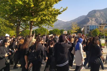 Pamukkale Üniversitesi öğrencileri kadın cinayetlerine tepki gösterdi