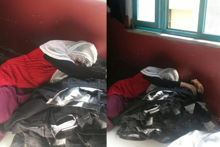 GÜNÜN FOTOĞRAFI: Tekstil işçisi kadının yorgunluğu...
