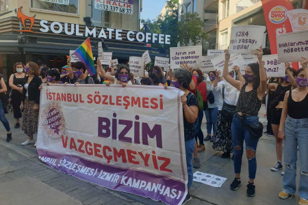 İzmir'de kadınlar İstanbul Sözleşmesi için mücadele çağrısı yaptı