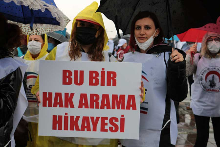 İzmir’de sağlık emekçileri yağmura rağmen hakları için alandaydı