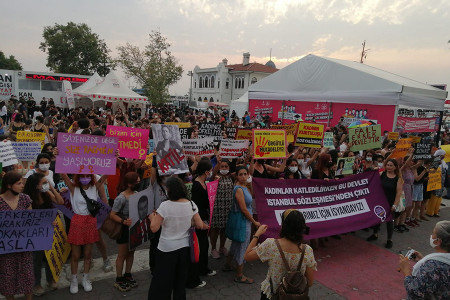 Kadınlar Kadıköy’den seslendi: Hayatlarımız için isyandayız