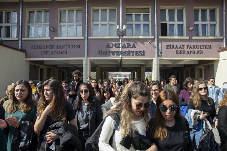 Öğrenciler tecavüzün aklanmasını istemiyor