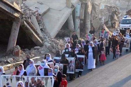 IŞİD tarafından zincirlenerek yürütüldükleri yolda Ezidî kadınlar özgürlük yürüyüşü yaptı