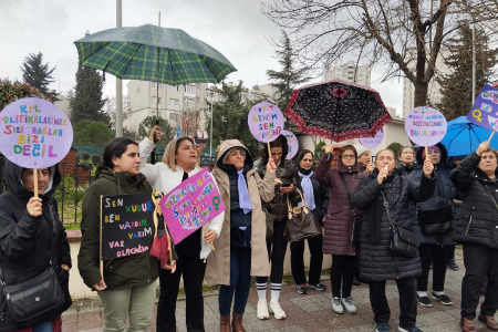 İstanbul'un iki yakasında kadınlar kendi mahallelerinde sokakta