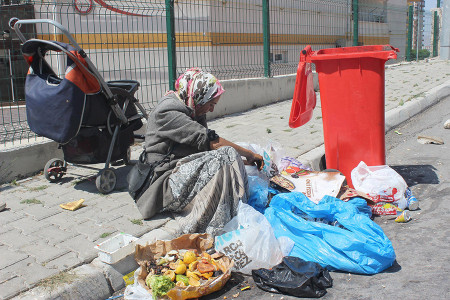 GÜNÜN FOTOĞRAFI: Bayram sabahı çöpte yiyecek arayan kadın