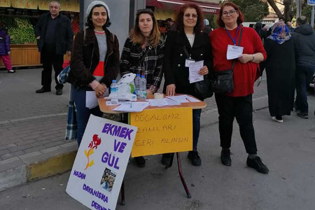 Kocaeli Ekmek ve Gül Kadın Dayanışma Derneğinden ‘geçinemiyoruz’ standı