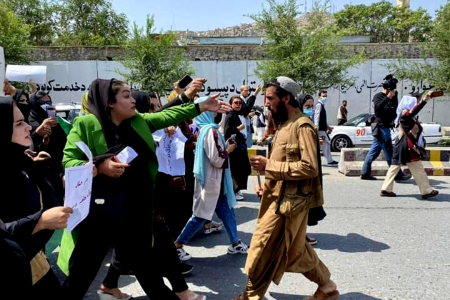Afganistan’da kadınlar “İş, ekmek, özgürlük” sloganıyla sokağa çıktı