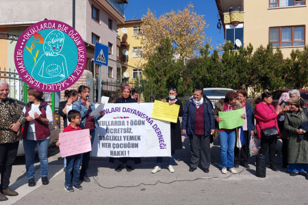 Okullarda 1 öğün yemek için imza toplayan kadınlar: Çocuklar ‘Ne zaman yemek gelecek’ diye soruyor