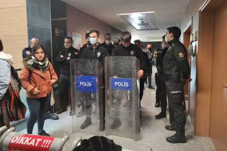 Muayene sırasında bir çocuğu istismar eden diş hekimine mahkemede polis koruması