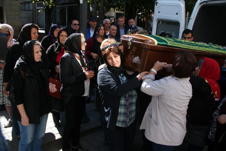 Oğulları tarafından katledildi, cenazesini kadınlar omuzladı