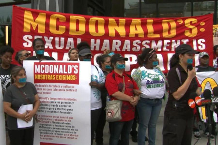 Tacize karşı McDonald's çalışanları eylemde: Menüde biz yokuz!