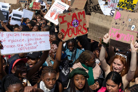 GÜNÜN TEPKİSİ: Güney Afrika’da kadınlar şiddete karşı meclise yürüdü