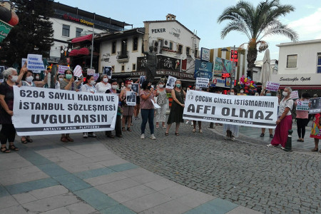 Antalya’da kadınlar hakları için sokağa çıktı