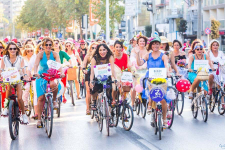 GÜNÜN HAREKETİ: ‘Mavi kız’ anısına Süslü kadınlar Tahran Stadı’nda pedal çevirecek