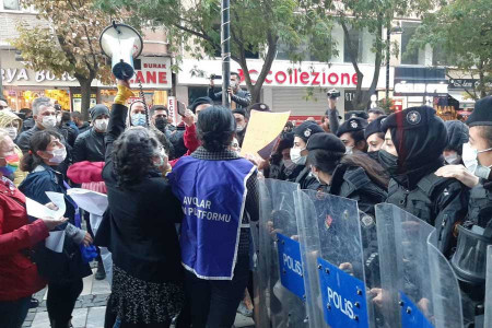 Avcılar Kadın Platformu yürüyüşüne polis engeli