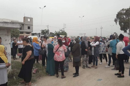 Tunuslu tekstil işçisi kadınlar 56 kişinin işten çıkarılması üzerine greve gitti