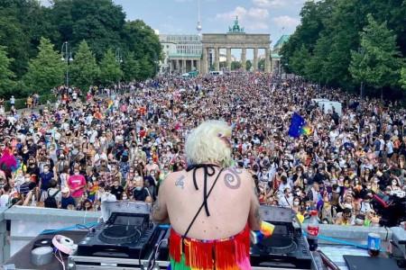 Berlin'de LGBTİ hakları için 80 bin kişi yürüdü