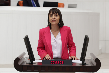DEM Partili Konukçu öğretmenlere verilen 'giyinme' eğitimini Milli Eğitim Bakanına sordu