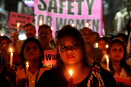 Hindistan’da 19 yaşındaki kadın toplu tecavüz sonrası yaşamını yitirdi