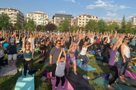 Eskişehir’de kadınlar yasağa yoga yaparak tepki gösterdi