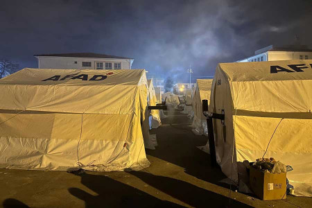 Antep’te, AFAD ekipleri polis eşliğinde çadırları boşaltıyor