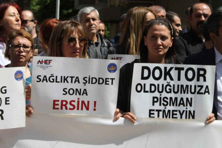 Darbedilen doktorun gözünde hasar oluştu, mahkeme sanığı tahliye etti