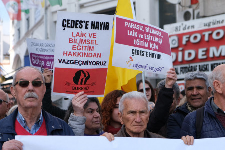 ÇEDES'te yeni skandal: Çocukların eline bıçak verildi, kelepçeliymiş gibi durdukları video paylaşıldı