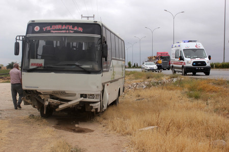 Kadın işçileri taşıyan servis kaza yaptı: 16 işçi yaralandı