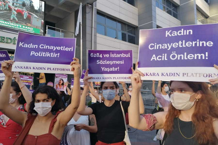 ‘Sözleşmeden çekilmek kadınları savunmasız bırakacak’