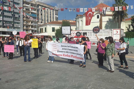 Bornova’da kadınlar şiddet ve çocuk istismarına af yasasına karşı tepki gösterdi