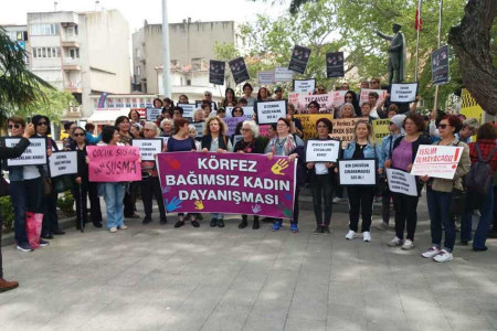 Burhaniye’de kadınlar, 2 çocuğu istismar eden öğretmeni protesto etti