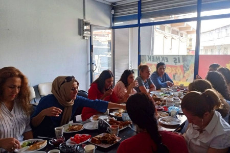 Kadınlar Küçükçekmece Ekmek ve Gül'ün kahvaltısında buluştu
