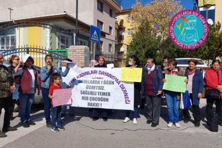 Kadınlar ilkokul önünden seslendi: Okullarda 1 öğün yemek ücretsiz verilsin