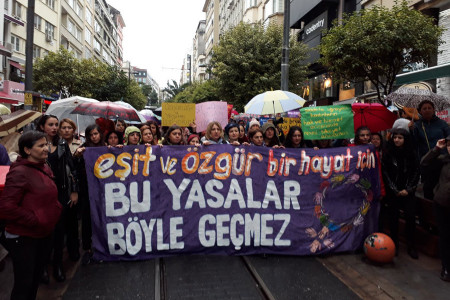 Kadınlar sokakta: Bu yasalar böyle geçmez!