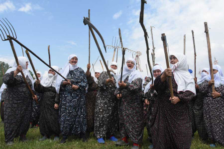 GÜNÜN FOTOĞRAFI: Tırmıklı kadınlar