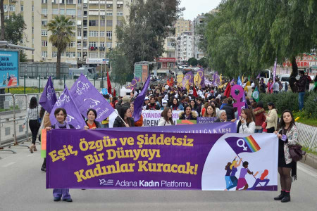 Adana 8 Mart mitinginde kadınlar şiddete ve savaşa karşı birlik olmaya çağırdı