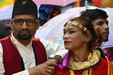 GÜNÜN İLKİ: Nepal’de evlenen ilk trans kadın