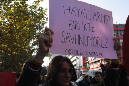 ‘İstanbul Sözleşmesi’ne karşı çıkılıyor, kadına şiddet artıyor’