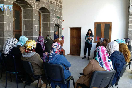 Cinsel şiddete maruz kalan mülteci kadınlar kurumlara güvenmediği için başvurmuyor