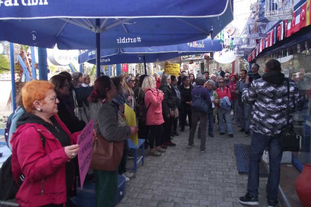 Datça Kadın Platformu kadın işçiye şiddet uygulayan işletmeciyi protesto etti: Cezasız kalmamalı