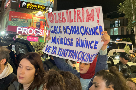 Van’da kadınlar polis engelini aştı, Rojin için meşaleli yürüyüş yaptı
