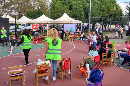 Ekmek ve Gül okuru öğretmenlerden çadırkentte kalan çocuklara dayanışma…