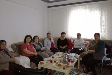 Gazi Mahallesi’nde kadınlar ev toplantısında buluştu, 1 Mayıs’a çağrı yaptı