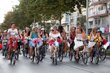 GÜNÜN HAREKETİ: Süslü Kadınlar Bisiklet Turu...
