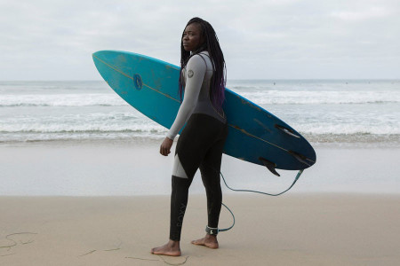 GÜNÜN İLKİ: Senegal’in ilk kadın sörfçüsü Khadjou Sambe
