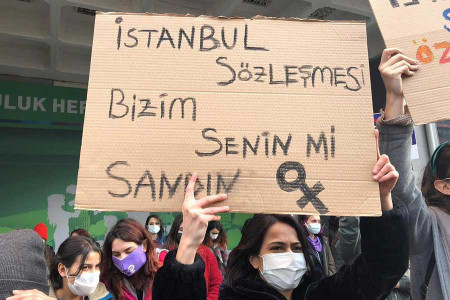 İstanbul Sözleşmesi’ni savunan mültecilere sınır dışı kararı!